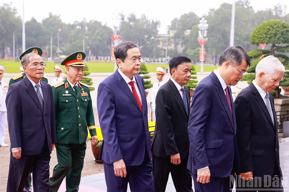 Các đồng chí lãnh đạo Đảng, Nhà nước vào Lăng viếng Chủ tịch Hồ Chí Minh nhân dịp 81 năm Quốc khánh
