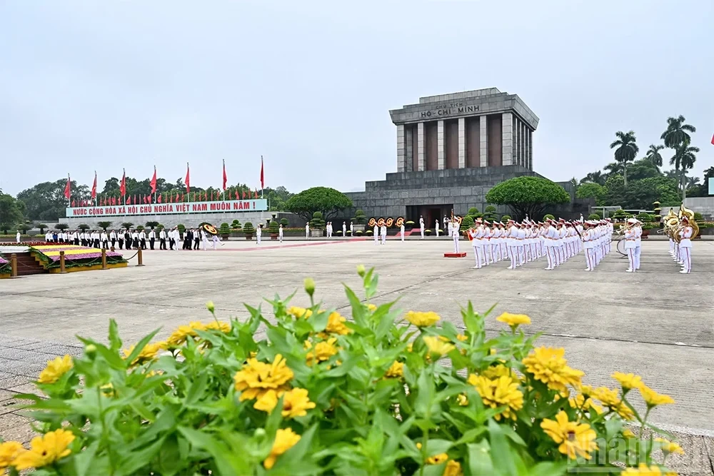 Các đồng chí lãnh đạo Đảng, Nhà nước vào Lăng viếng Chủ tịch Hồ Chí Minh nhân dịp 81 năm Quốc khánh