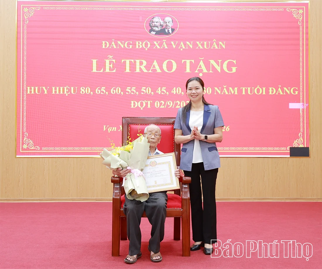 Phó Bí thư Tỉnh ủy, Chủ tịch Ủy ban MTTQ tỉnh Bùi Thị Minh trao Huy hiệu Đảng tại xã Vạn Xuân