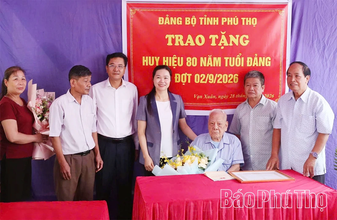 Phó Bí thư Tỉnh ủy, Chủ tịch Ủy ban MTTQ tỉnh Bùi Thị Minh trao Huy hiệu Đảng tại xã Vạn Xuân