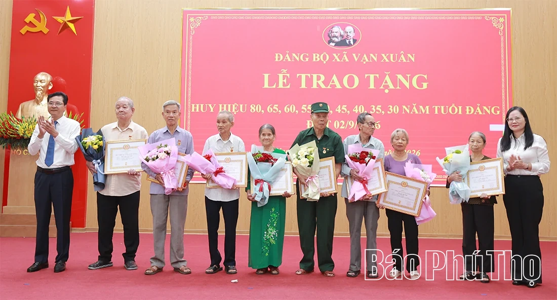 Phó Bí thư Tỉnh ủy, Chủ tịch Ủy ban MTTQ tỉnh Bùi Thị Minh trao Huy hiệu Đảng tại xã Vạn Xuân