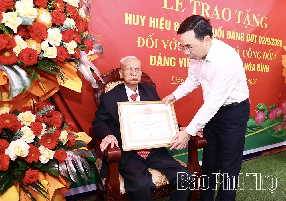Phó Bí thư Tỉnh ủy Bùi Huy Vĩnh trao Huy hiệu 80 năm tuổi Đảng tặng 2 đảng viên lão thành