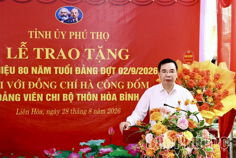 Phó Bí thư Tỉnh ủy Bùi Huy Vĩnh trao Huy hiệu 80 năm tuổi Đảng tặng 2 đảng viên lão thành