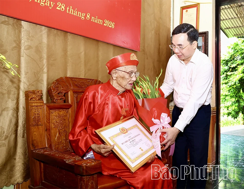 Phó Bí thư Tỉnh ủy Bùi Huy Vĩnh trao Huy hiệu 80 năm tuổi Đảng tặng 2 đảng viên lão thành