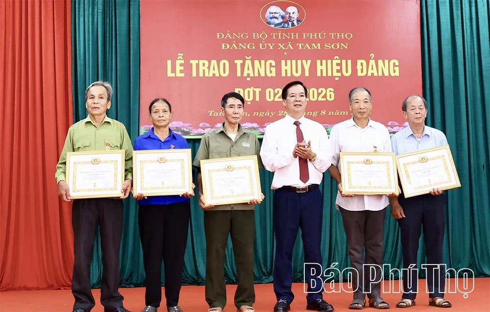 Trao Huy hiệu Đảng tặng 89 đảng viên Đảng bộ xã Tam Sơn