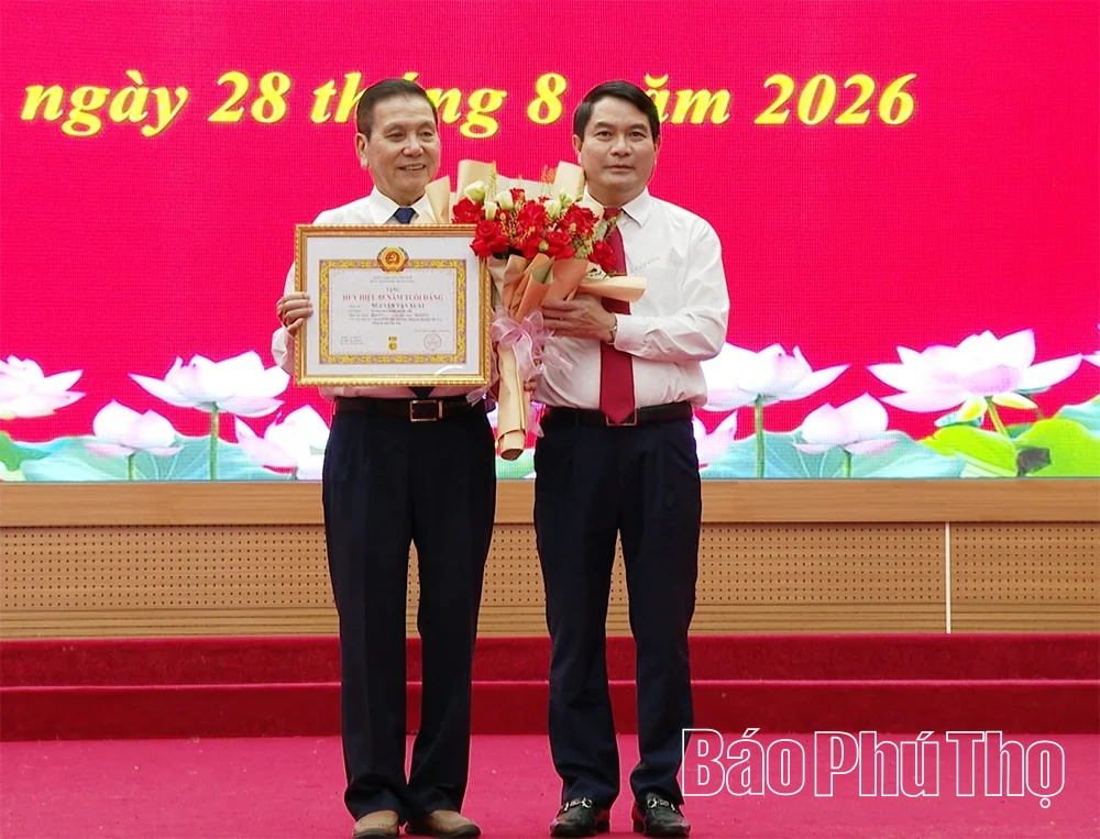 Phường Việt Trì: 684 đảng viên được trao tặng Huy hiệu từ 30 đến 80 năm tuổi Đảng