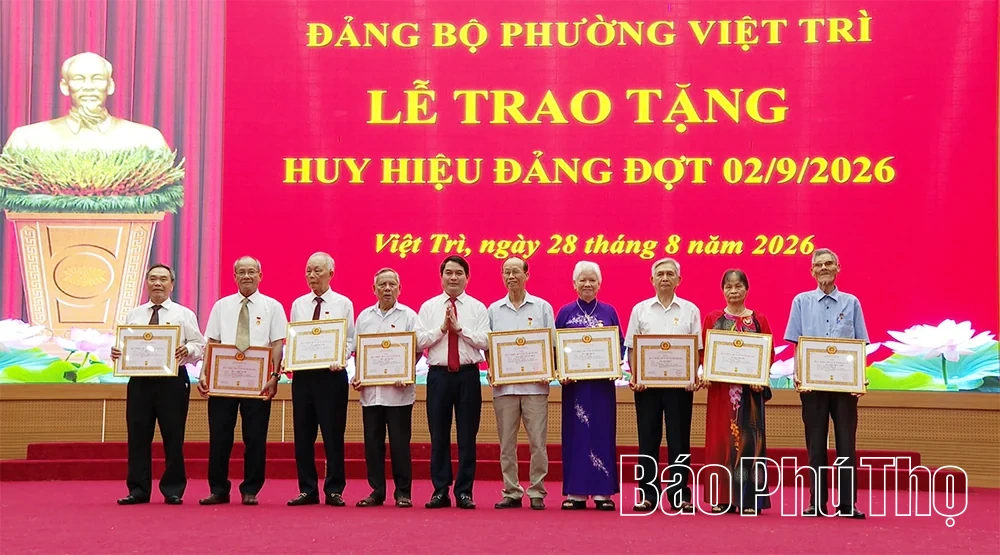 Phường Việt Trì: 684 đảng viên được trao tặng Huy hiệu từ 30 đến 80 năm tuổi Đảng