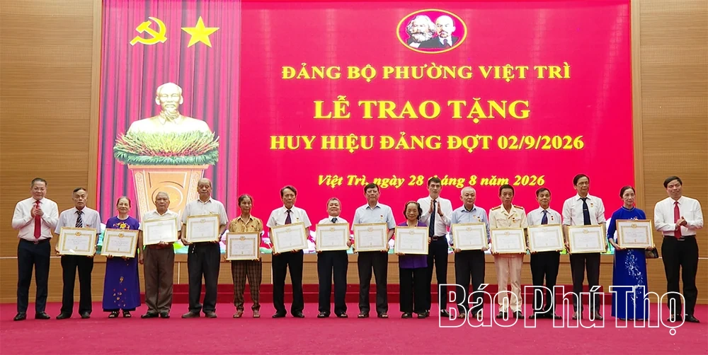 Phường Việt Trì: 684 đảng viên được trao tặng Huy hiệu từ 30 đến 80 năm tuổi Đảng