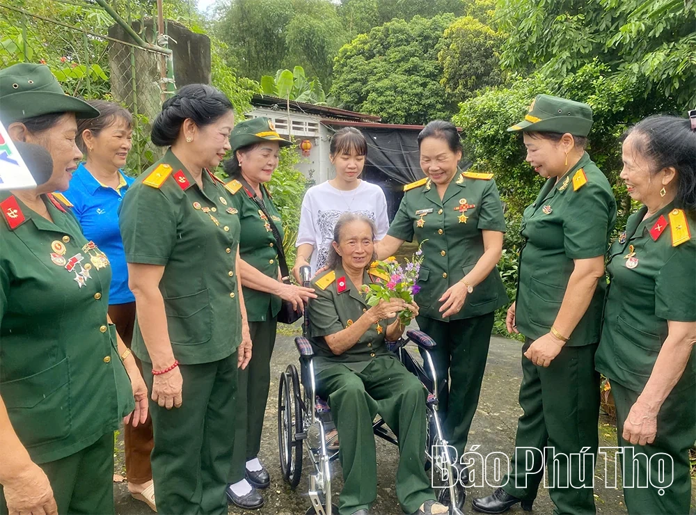 Ban Liên lạc nữ chiến sĩ Trường Sơn thăm hỏi, động viên hội viên có hoàn cảnh khó khăn
