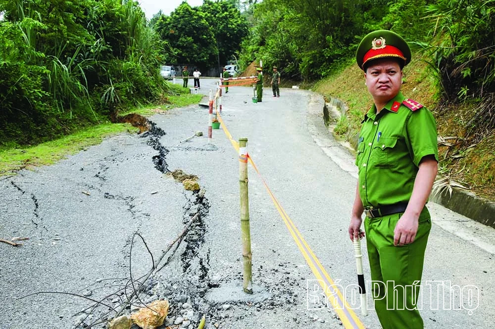 Mưa lớn kéo dài, nhiều điểm sạt lở nguy hiểm uy hiếp tuyến tỉnh lộ 448