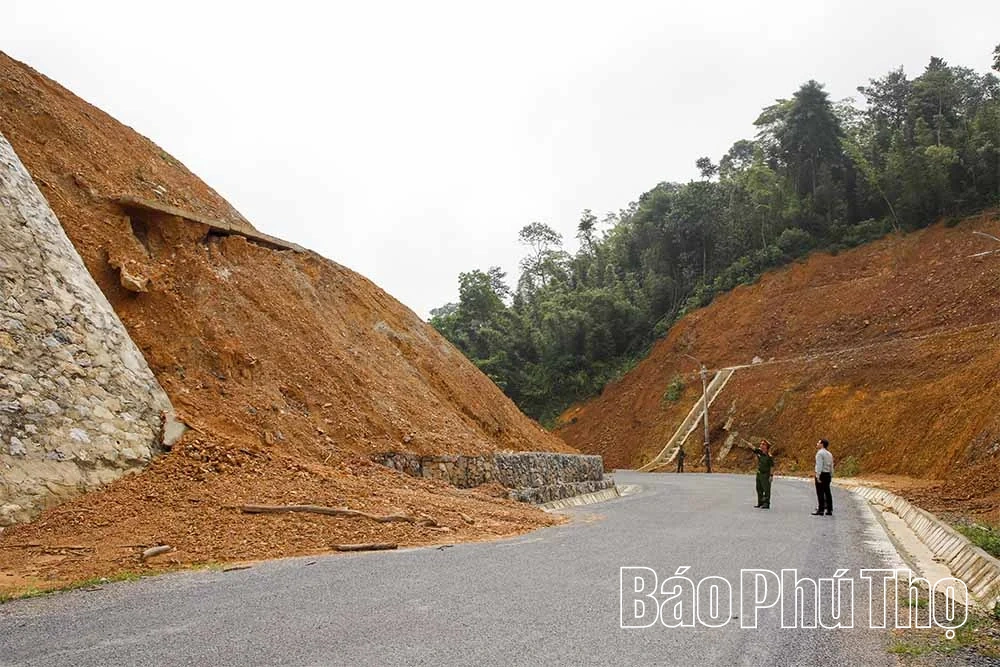 Mưa lớn kéo dài, nhiều điểm sạt lở nguy hiểm uy hiếp tuyến tỉnh lộ 448