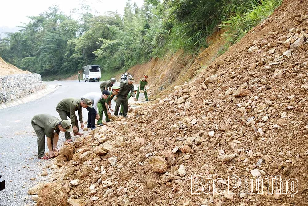 Mưa lớn kéo dài, nhiều điểm sạt lở nguy hiểm uy hiếp tuyến tỉnh lộ 448