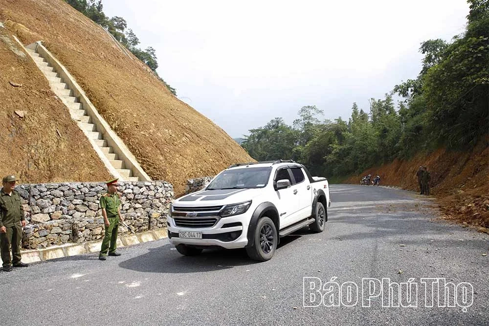 Mưa lớn kéo dài, nhiều điểm sạt lở nguy hiểm uy hiếp tuyến tỉnh lộ 448