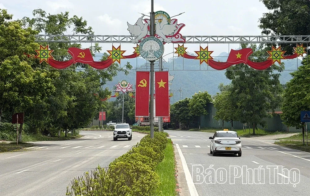 Brilliant Flags and Flowers to Celebrate National Day