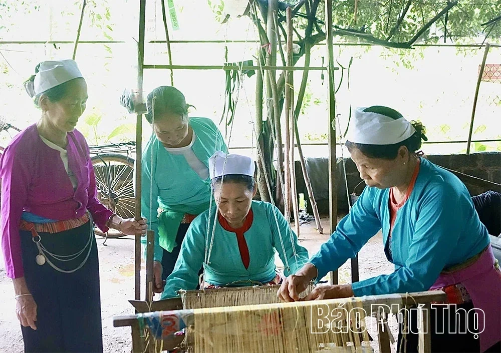 Reviving the Dong Lai Brocade Weaving Craft Village