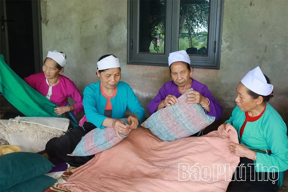 Reviving the Dong Lai Brocade Weaving Craft Village