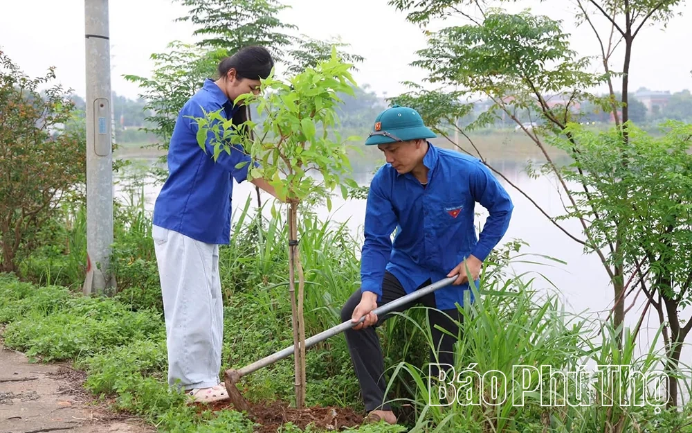 Tuổi trẻ Phú Thọ đồng loạt tổ chức lễ chào cờ “Tôi yêu Tổ quốc tôi”