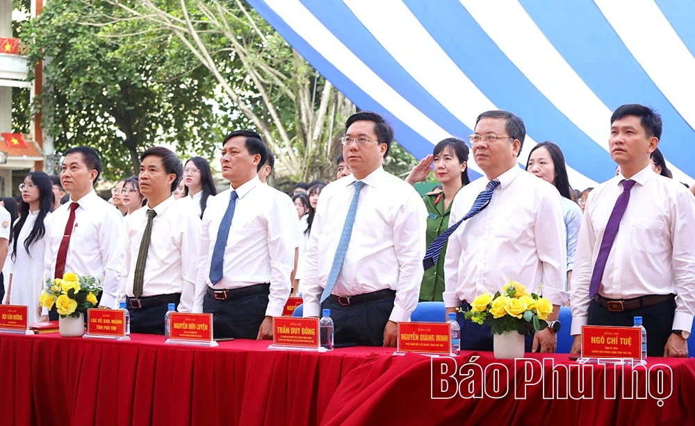 Chủ tịch UBND tỉnh Trần Duy Đông dự khai giảng năm học mới tại Trường THPT Chuyên Hoàng Văn Thụ