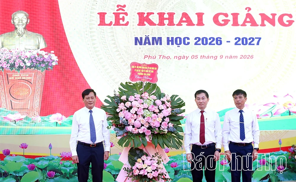 Chủ tịch UBND tỉnh Trần Duy Đông dự khai giảng năm học mới tại Trường THPT Chuyên Hoàng Văn Thụ