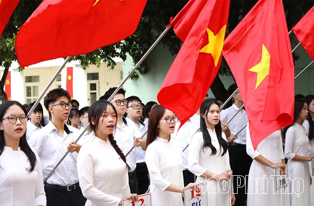 Chủ tịch UBND tỉnh Trần Duy Đông dự khai giảng năm học mới tại Trường THPT Chuyên Hoàng Văn Thụ