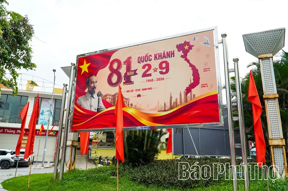 Đất Tổ rực sắc đỏ mừng Quốc khánh