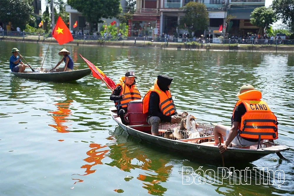 Xã Phùng Nguyên: Trò chơi Bơi lội bắt vịt tạo sức hút trong dịp nghỉ lễ 2/9