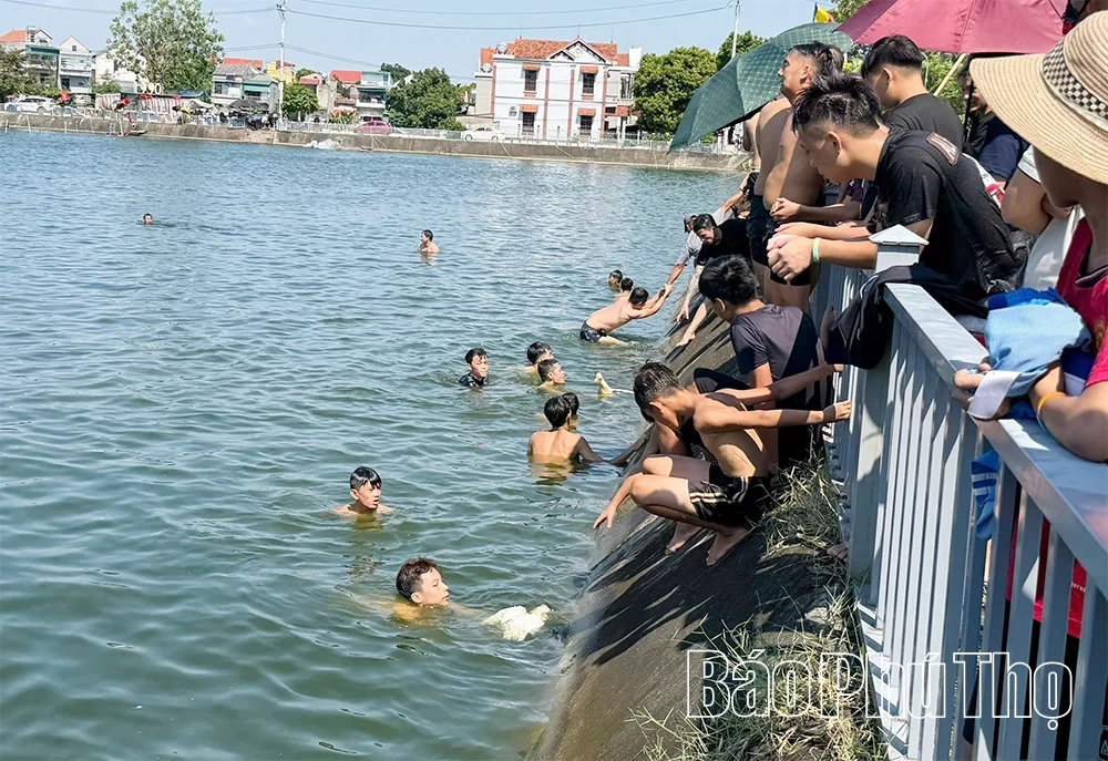 Xã Phùng Nguyên: Trò chơi Bơi lội bắt vịt tạo sức hút trong dịp nghỉ lễ 2/9