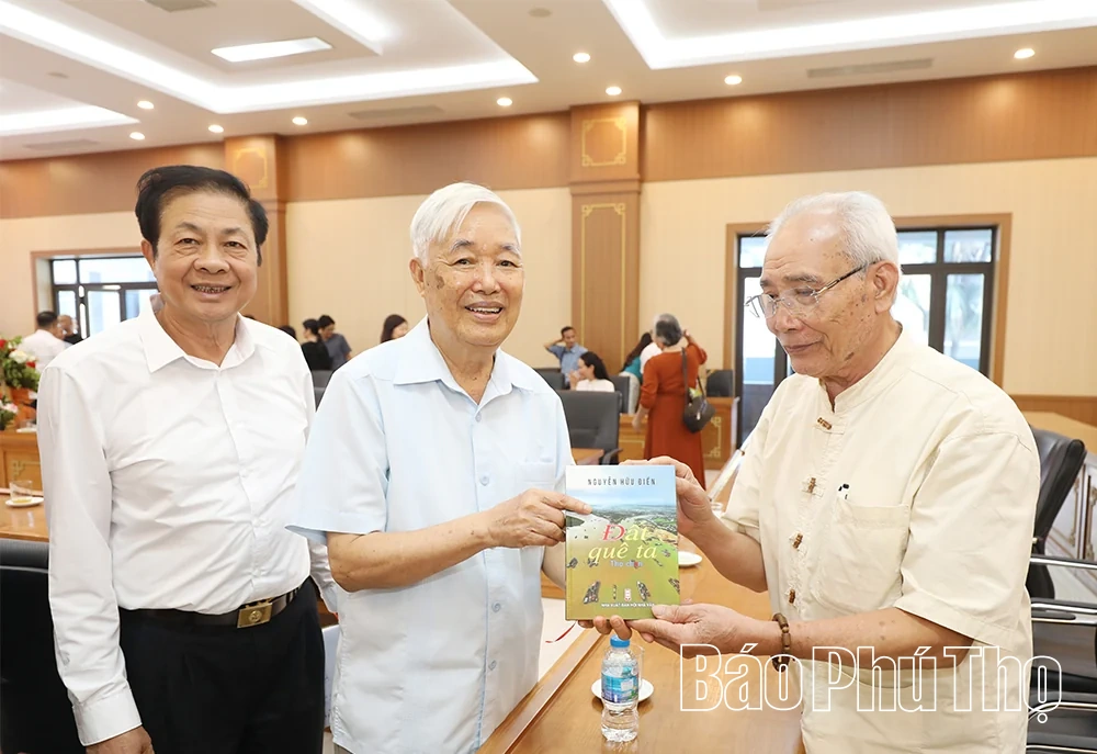 Ra mắt tập thơ “Đất quê ta”