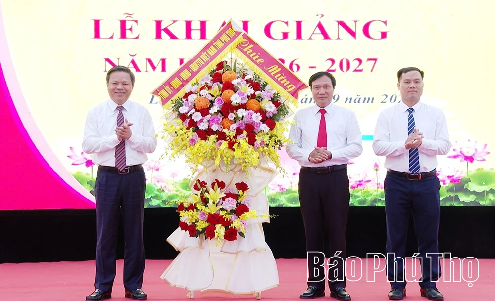 Các đồng chí lãnh đạo tỉnh dự lễ khai giảng năm học 2026 - 2027