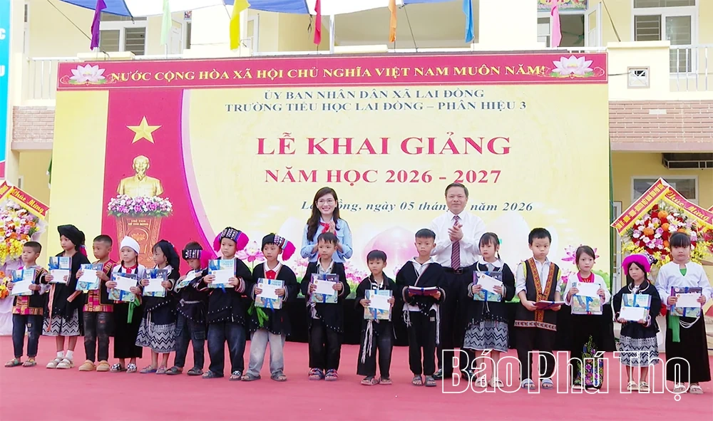 Các đồng chí lãnh đạo tỉnh dự lễ khai giảng năm học 2026 - 2027