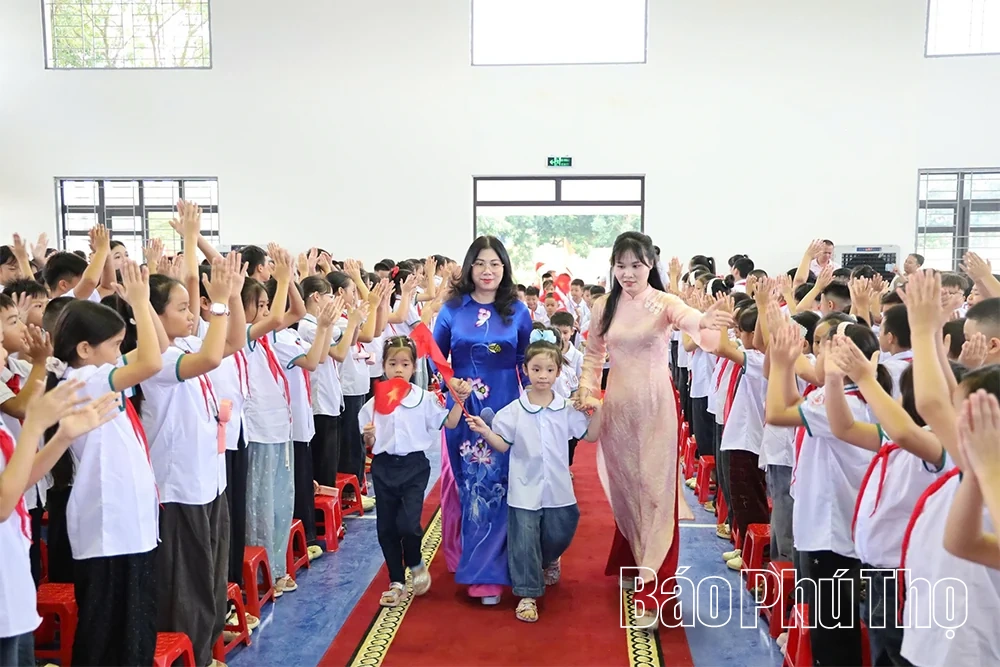 Các đồng chí lãnh đạo tỉnh dự lễ khai giảng năm học 2026 - 2027