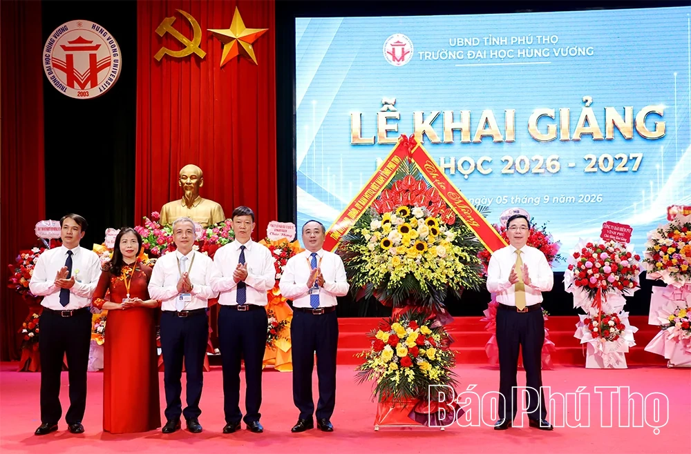 Phó Bí thư Tỉnh ủy Bùi Huy Vĩnh dự lễ khai giảng năm học mới tại Trường Đại học Hùng Vương