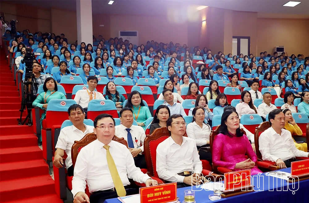 Phó Bí thư Tỉnh ủy Bùi Huy Vĩnh dự lễ khai giảng năm học mới tại Trường Đại học Hùng Vương