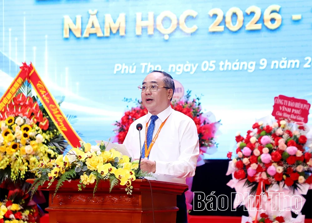 Phó Bí thư Tỉnh ủy Bùi Huy Vĩnh dự lễ khai giảng năm học mới tại Trường Đại học Hùng Vương