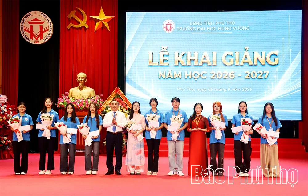 Phó Bí thư Tỉnh ủy Bùi Huy Vĩnh dự lễ khai giảng năm học mới tại Trường Đại học Hùng Vương