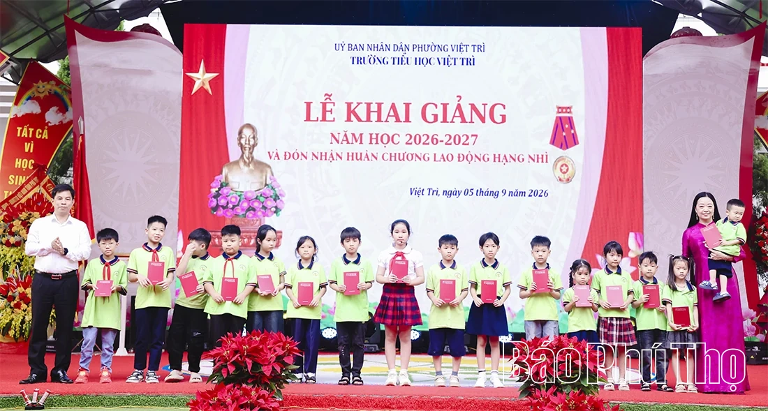 Trường Tiểu học Việt Trì khai giảng năm học mới, đón nhận Huân chương Lao động hạng Nhì