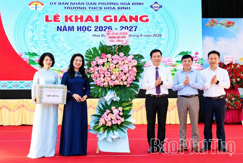 Các đồng chí lãnh đạo tỉnh dự lễ khai giảng năm học 2026 - 2027