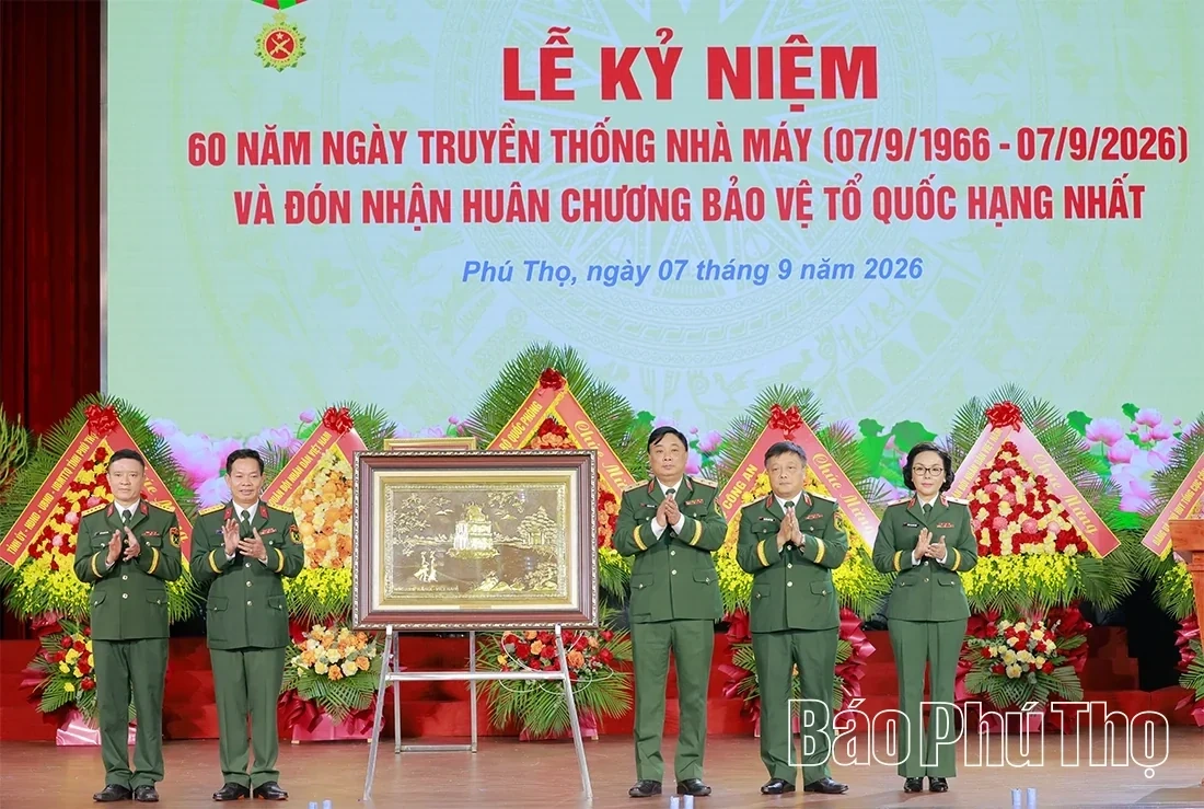Commemorating the 60th Traditional Day of Factory Z121
