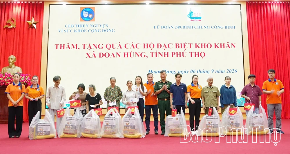 Trao 60 suất quà tặng các hộ hoàn cảnh đặc biệt khó khăn xã Đoan Hùng