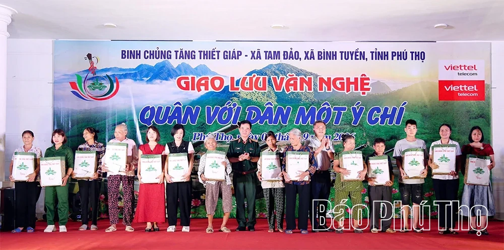 Giao lưu văn nghệ Thắm tình quân dân&nbsp;
