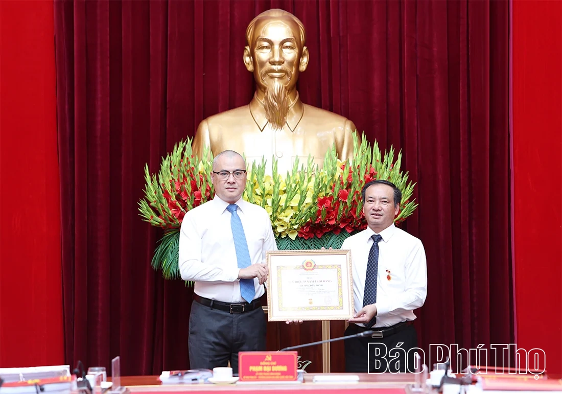 Trưởng Ban Tuyên giáo Tỉnh ủy Lương Đức Minh nhận Huy hiệu 35 năm tuổi Đảng