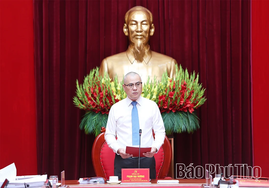 Trưởng Ban Tuyên giáo Tỉnh ủy Lương Đức Minh nhận Huy hiệu 35 năm tuổi Đảng