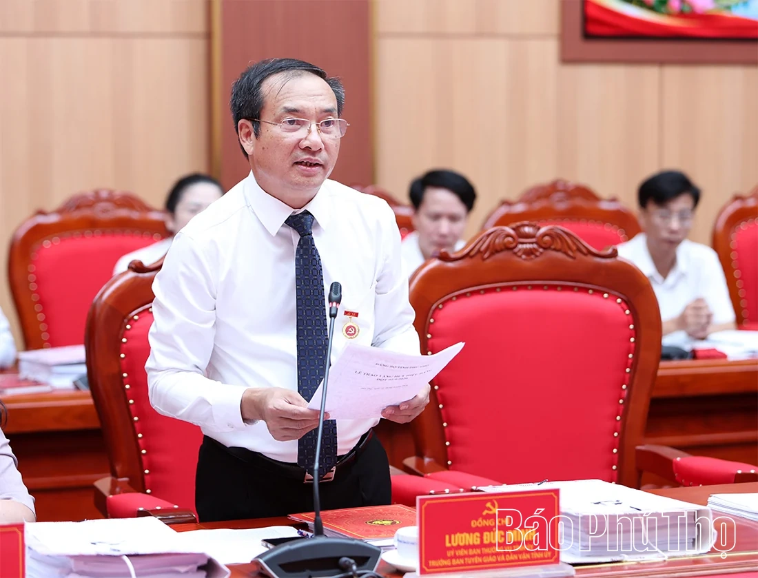 Trưởng Ban Tuyên giáo Tỉnh ủy Lương Đức Minh nhận Huy hiệu 35 năm tuổi Đảng