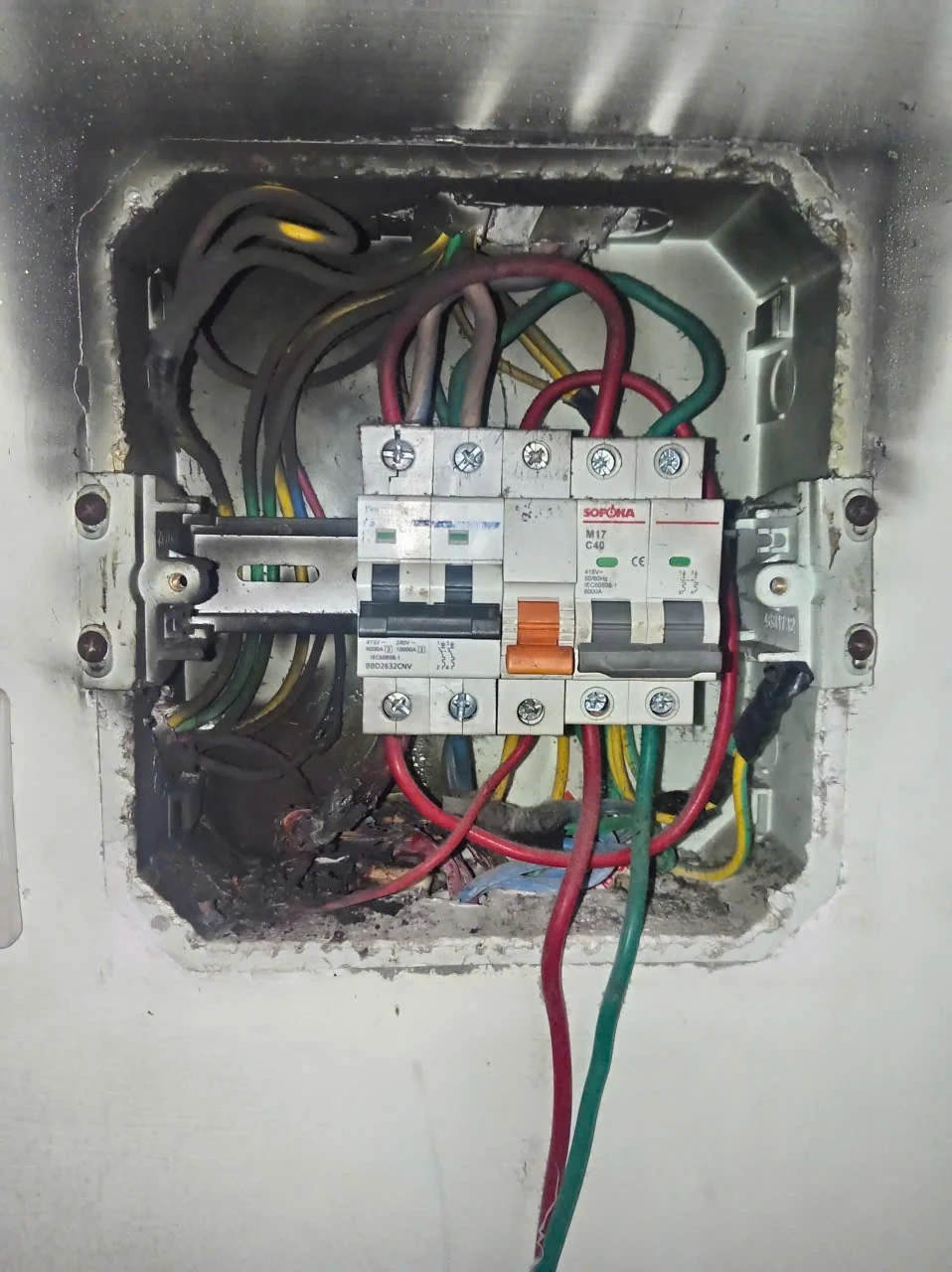 Sửa điện chập âm tường tại Hà Nội: Dấu hiệu nhận biết và cách xử lý an toàn
