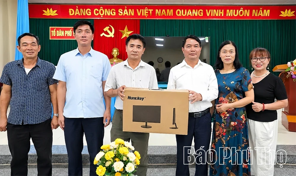 Phường Việt Trì trao thiết bị chuyển đổi số cho các tổ dân phố