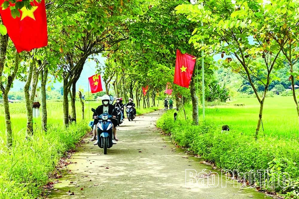 Bảo vệ rừng gắn với phát triển du lịch sinh thái