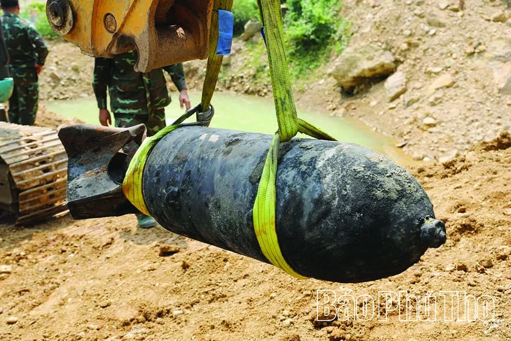 Hủy nổ quả bom khoảng 200kg được phát hiện dưới lòng sông Đà