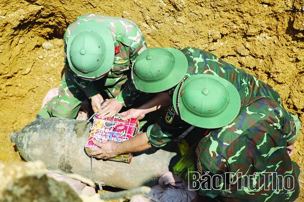 Hủy nổ quả bom khoảng 200kg được phát hiện dưới lòng sông Đà