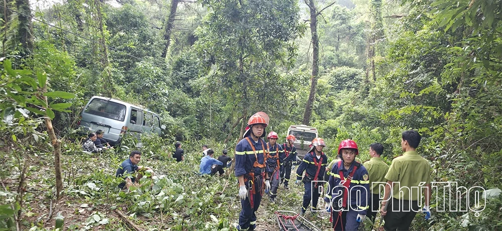 Luyện tập phương án cứu người, cứu xe bị lật, rơi xuống vực sâu