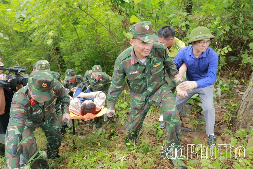 Luyện tập phương án cứu người, cứu xe bị lật, rơi xuống vực sâu